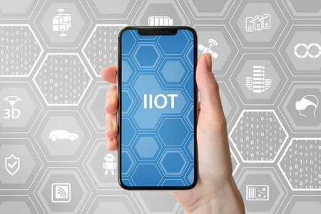 Iiot 工业互联网的东西 文本显示在屏幕上的现代无框智能手机。手持智能手机