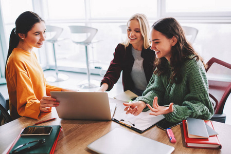 积极员工在计算机上讨论工作日程安排照片