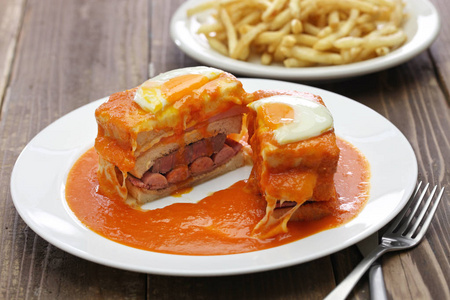 自制的 francesinha，葡萄牙三明治