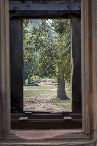在柬埔寨暹粒班迭则 Samre, 从印度寺庙的窗户看到的树木