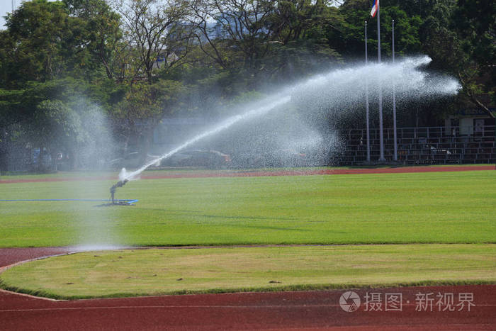 洒水喷头喷洒在草地上的水