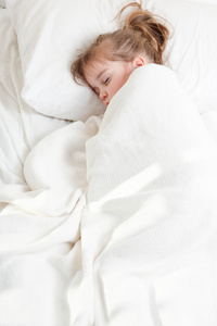 一个小女孩，小马尾巴睡觉盖上条毯子