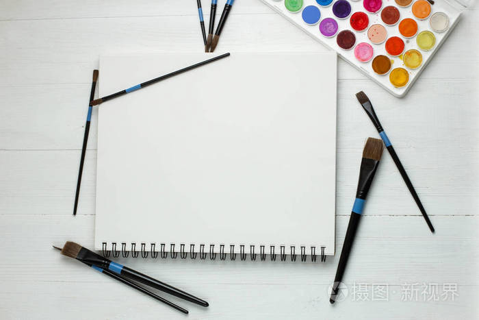 油漆刷和空素描