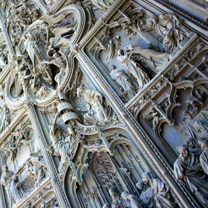 米兰大教堂门的装饰片断