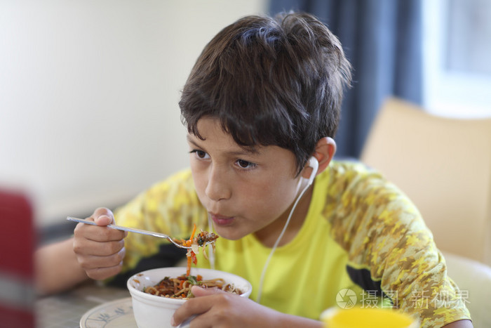 小男孩吃晚餐-与浅景深