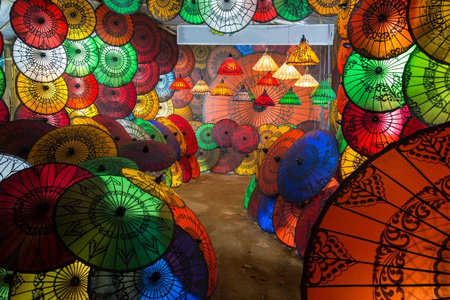 传统的缅甸遮阳伞店图片