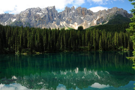 Lago di Carezza Karersee，一个美丽湖泊中白云岩，女低音阿迪杰意大利特伦蒂诺