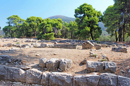 在炎热的夏天 Epidavros，希腊古代寺遗址