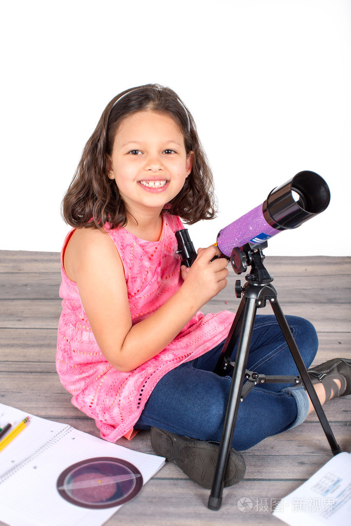 小女孩用望远镜