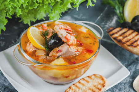 碗里的马赛鱼汤马赛鱼汤法国海鲜汤法式汤马赛鱼汤, 有贻贝,蛤,螯