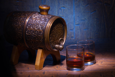 威士忌酒和小桶木制的桌子上的眼镜