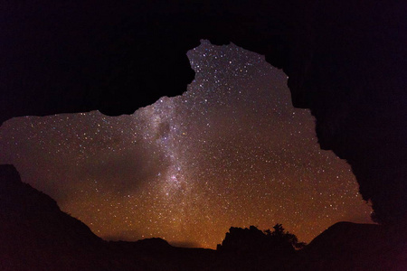 晚上满天的星星在山