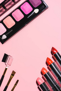 粉红色表面各种化妆用品的顶部视图