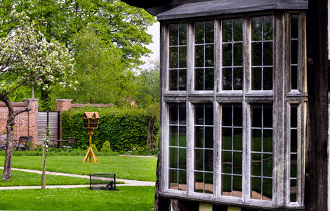 都铎王朝的房子外观细节建 1590年详细的窗口和花园户外 Blakesley 大厅特写