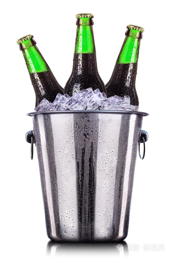 在孤立在白色的冰桶啤酒瓶