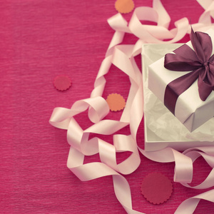 节日作文与礼品盒在明亮的粉红色背景