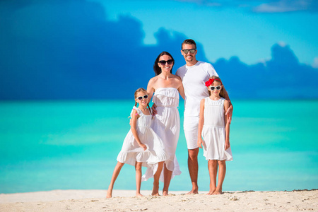 加勒比海滩度假的年轻家庭