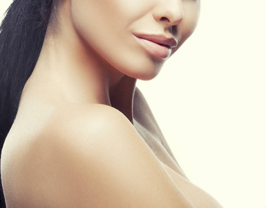 在白色背景下脸上自然化妆和温柔微笑的黑发女人的画像