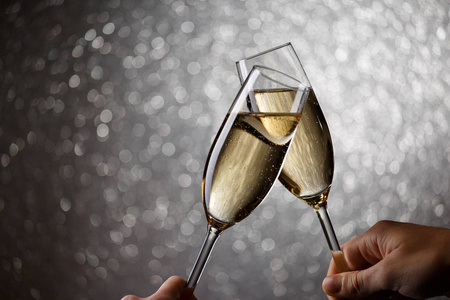 两杯葡萄酒的节日照片, 酒瓶, 软木塞, 燃烧的花环两杯红酒和葡萄酒瓶