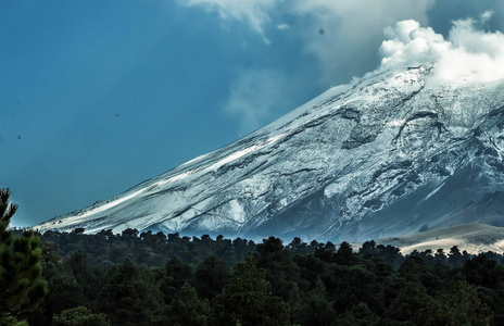 一半的火山与天空