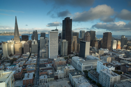 鸟瞰图的 San Francisco 金融区的诺布山，日落