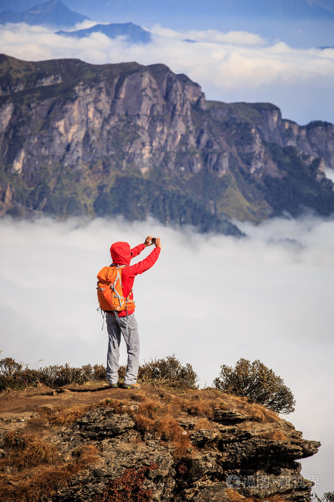 女人的徒步旅行者拍照山上照片-正版商用图片0giq9v-摄图新视界