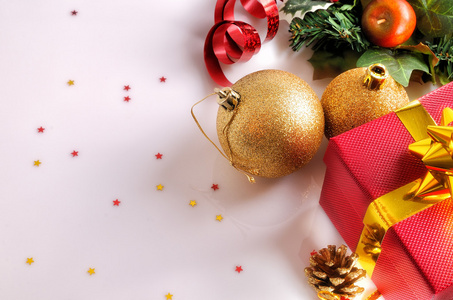 圣诞装饰用两个黄金球和红色礼品