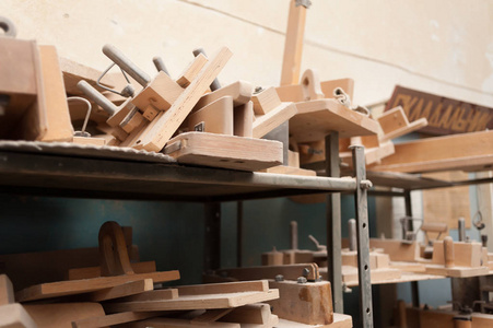 本厂为生产弯曲木制品。加工和胶合工具。吉他和弦乐器的制造