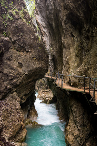 通过雷塔锡峡谷走道