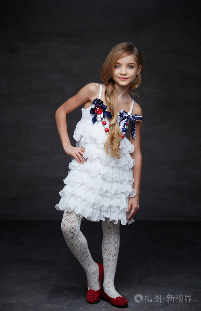 年轻的女孩穿着白色衣服