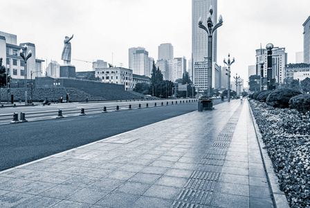 空的沥青路面，通过中国的现代城市