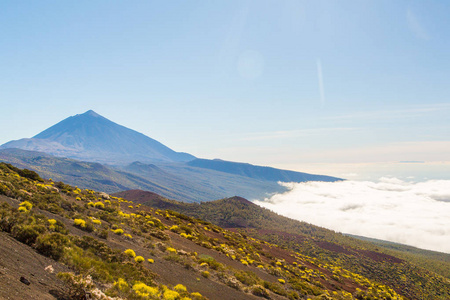 云层之上的德火山