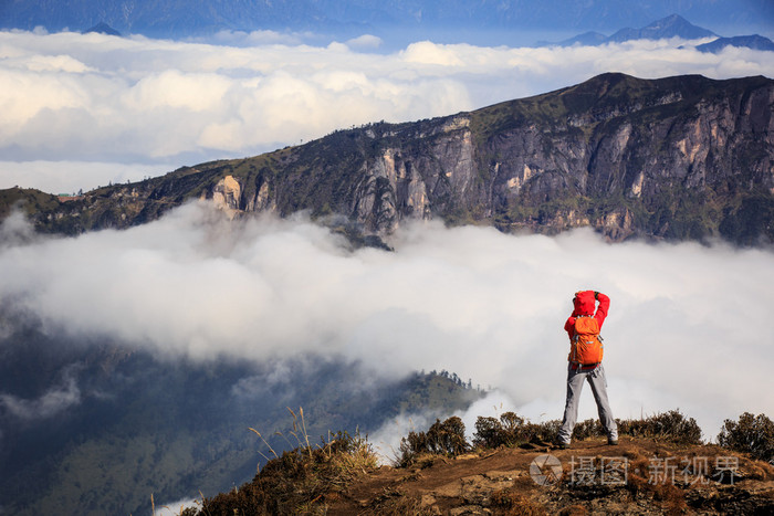 女人的徒步旅行者拍照山上照片-正版商用图片0gis6o-摄图新视界