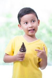 亚洲男孩吃冰激淋