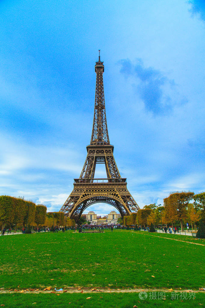 美丽的埃菲尔铁塔在巴黎的看法空公园就在塔前景色迷人