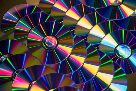 许多音乐光盘与彩虹光谱的颜色作为照片