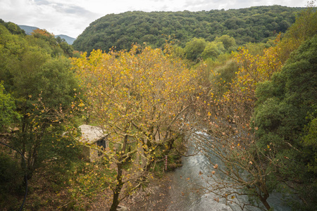 风景秀丽的山秋季景观河与 watergfalls，P