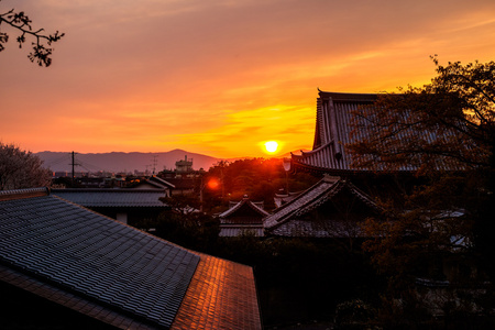 日本宝塔在日落时