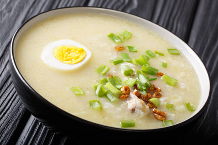 亚洲 Arroz Caldo 鸡蔬菜鸡蛋汤