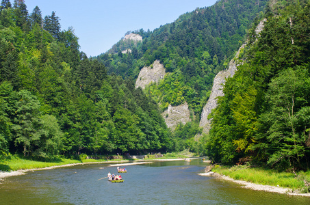 在 Pieniny 山，波兰的杜纳耶茨河