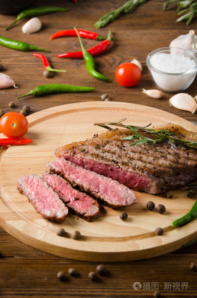 牛排圆木制切板胡椒