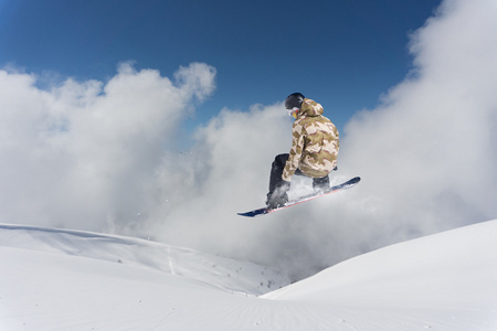 在山上飞滑雪板