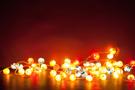 圣诞节燃烧灯燃烧的圣诞灯装饰在红色的背景照片