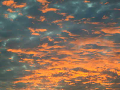 在橙色和蓝色的夕阳的天空