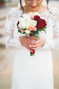 新娘紧握着大和鲜花的美丽婚礼花束