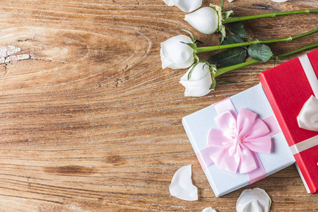 礼物玫瑰和空白纸给情人节一天假日