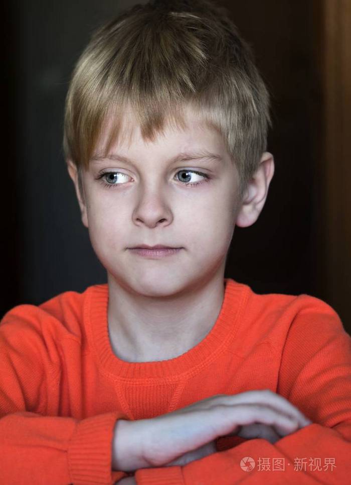 沮丧的白人男孩