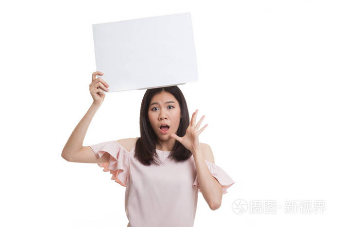 年轻的亚洲业务的女人惊喜与白色空白标志