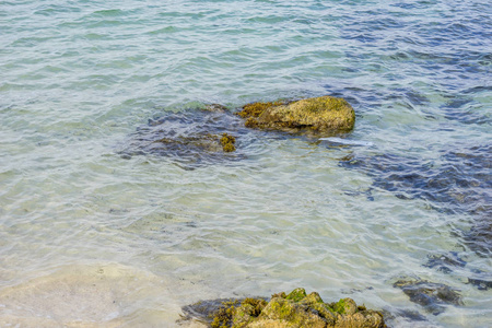 海岸, 岩石在海与地中海波浪旁边在 Formentor 在西班牙的德比群岛的卡波。西班牙旅游业的场面