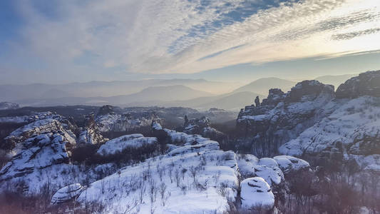 贝洛格拉奇克岩石日落。冬季景观。保加利亚